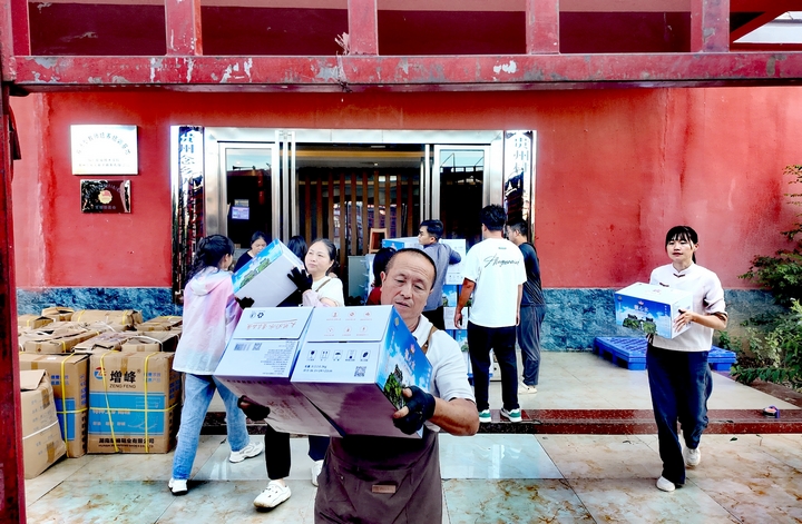 贵州铜仁：助力榕江灾后重建 筑起“温暖防线” 。