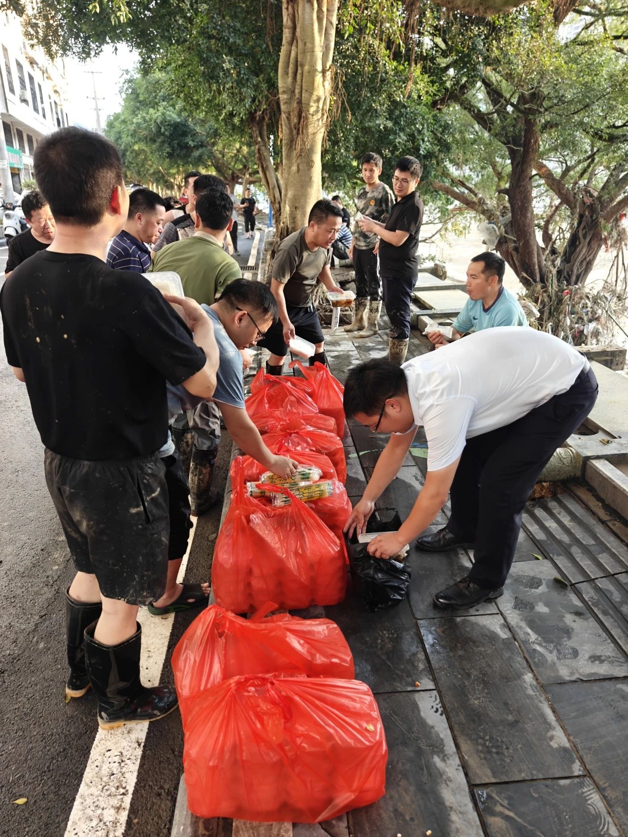 貴州銀行為馳援隊伍送飯。.jpg