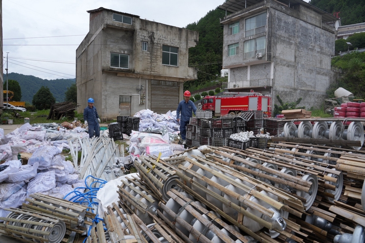 南方電網都江搶險救災前線指揮部物資供應組工作人員清點物資。陳文豪攝