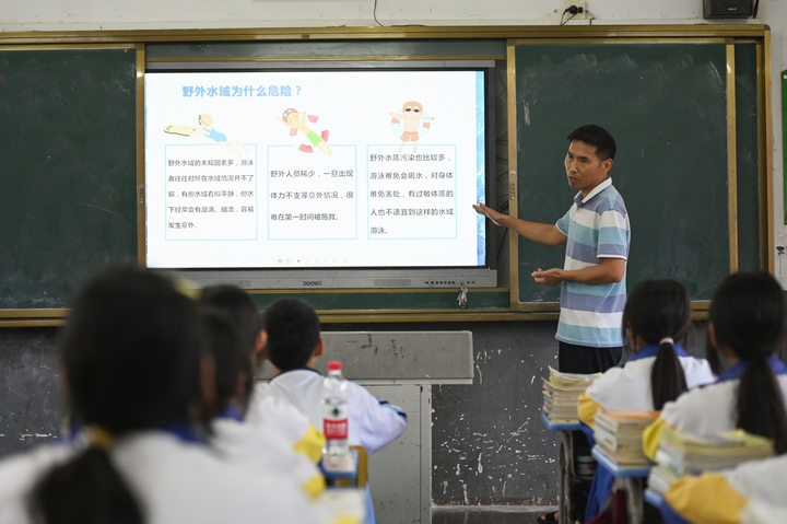 7月2日，鬆桃苗族自治縣盤信鎮民族中學的教師在給學生普及防溺水安全知識。