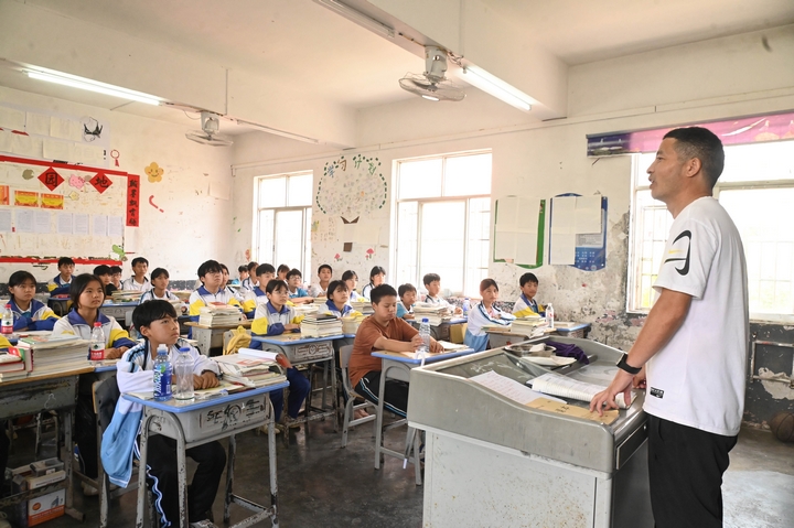 7月2日，鬆桃苗族自治縣盤信鎮民族中學的教師在給學生普及防溺水安全知識。