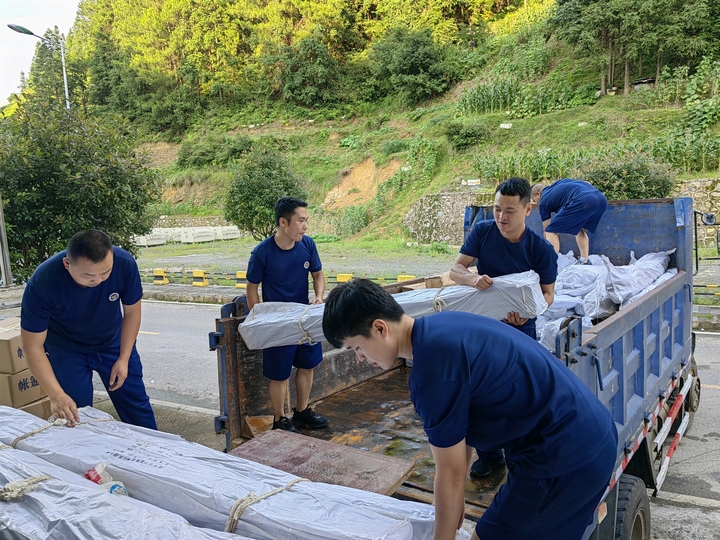 图为，雷山县永乐镇消防救援大队在县应急局物资库搬运应急救援物资。金小龙 摄