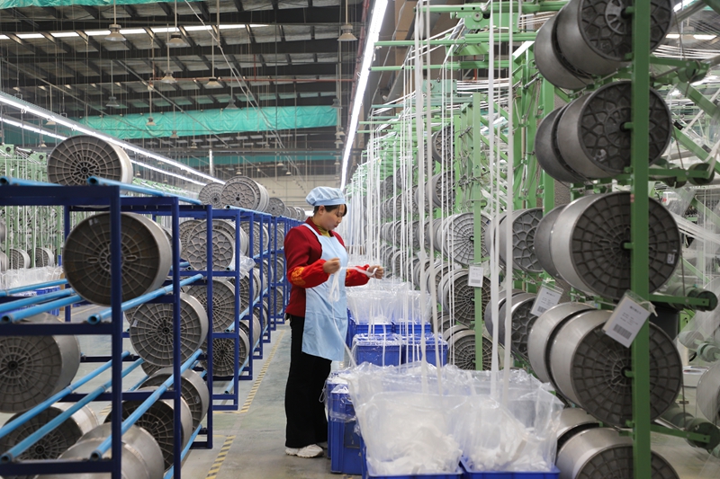 在貴州星潤彈性織物有限公司自動化生產車間，工人全力趕制訂單。（