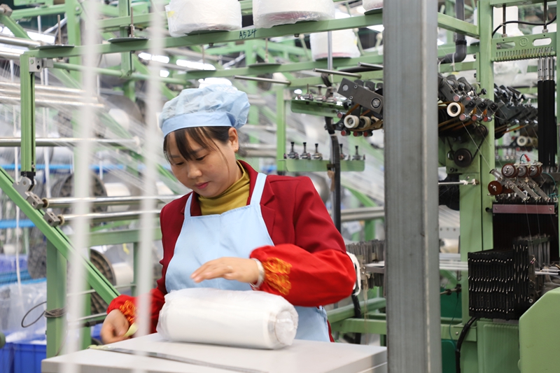 工人全力趕制訂單。