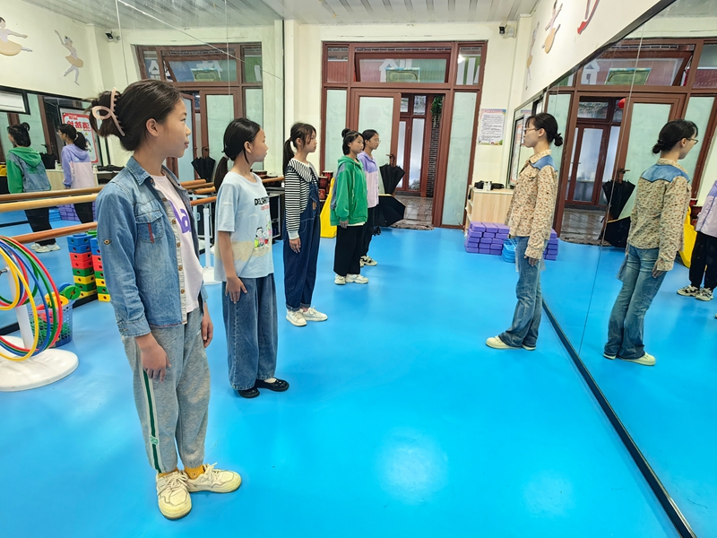 錦繡社區青少年活動中心老師為孩子們上興趣課。