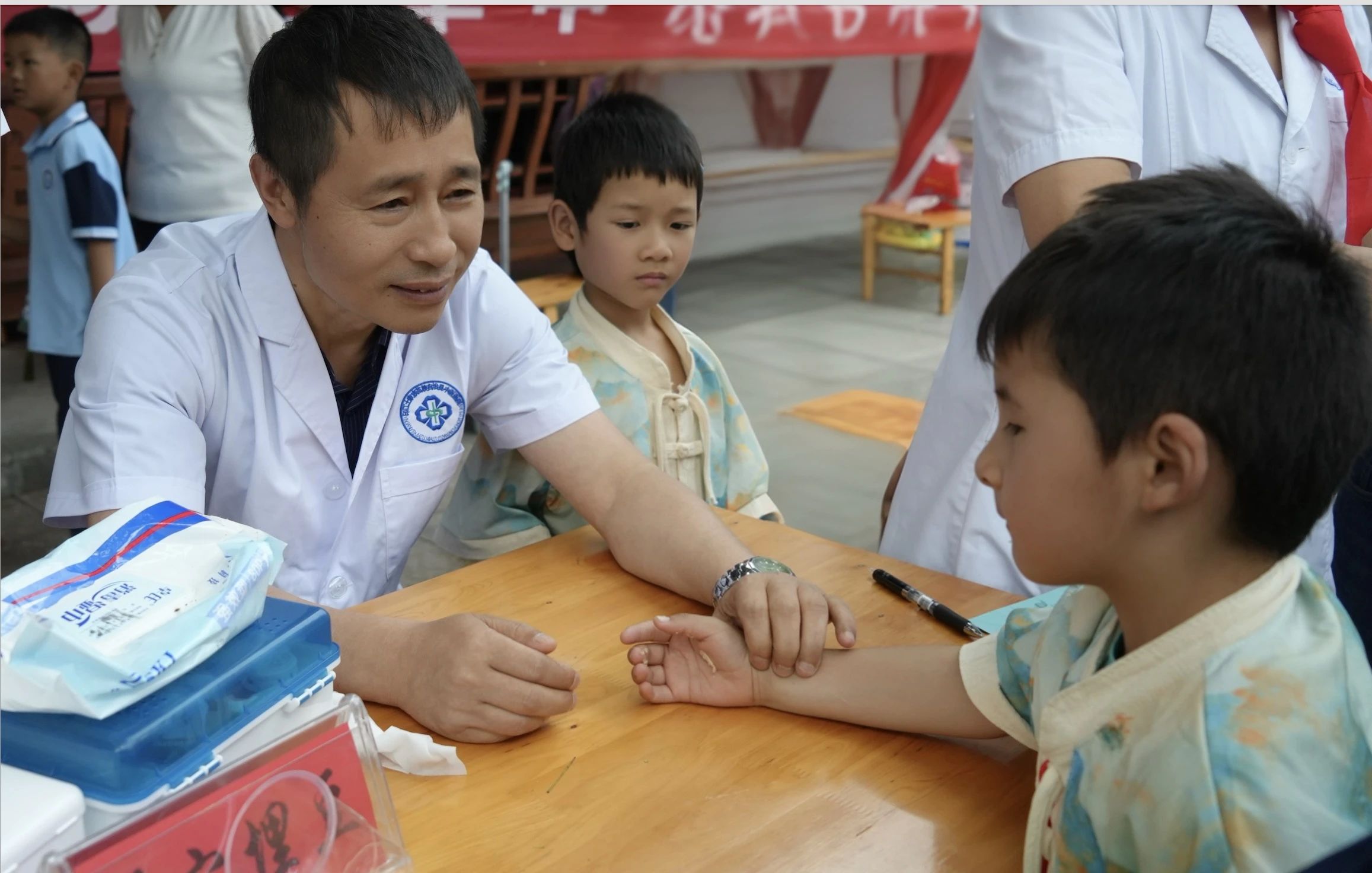 印江自治县中医医院医务人员为小学生把脉.jpg