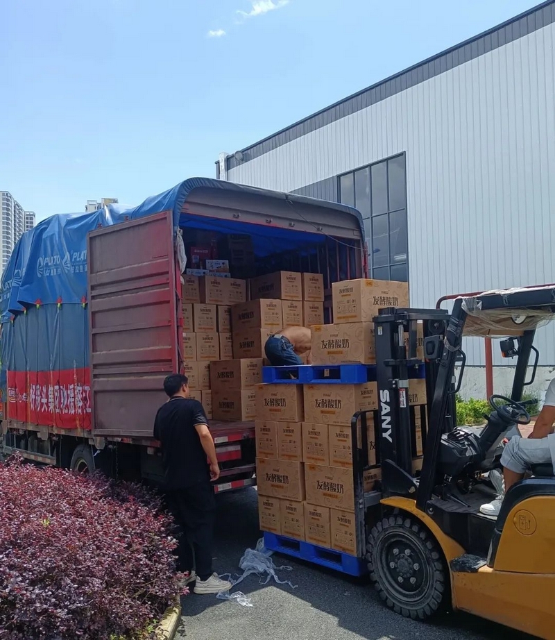 区政协委员所在的贵阳好彩头食品有限公司紧急驰援榕江，送去食品等物资。