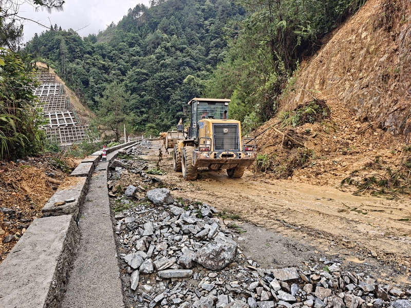 雷丹纾困1标项目清理垮塌路段。