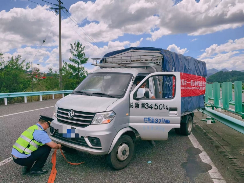 貴州交通執法部門緊急馳援應急救災物資運輸車輛。