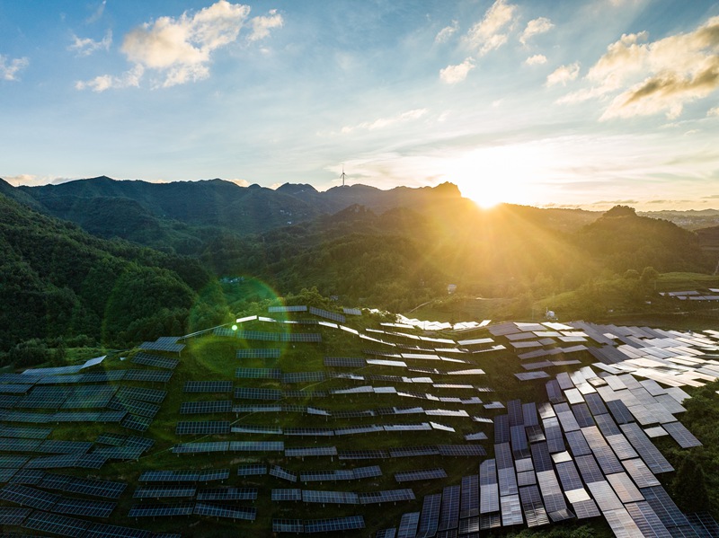 畢節市大方縣六龍鎮的光伏發電場和風力發電場。