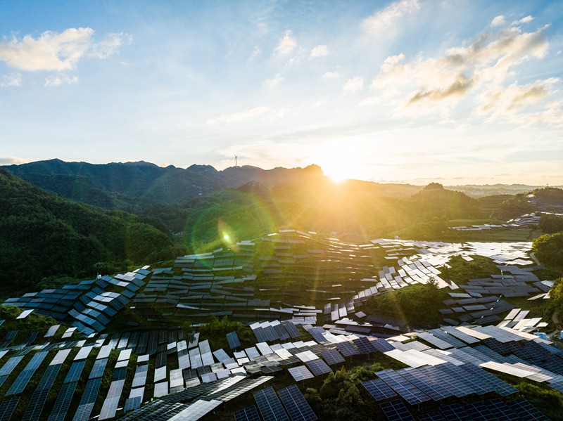 畢節市大方縣六龍鎮的光伏發電場和風力發電場。