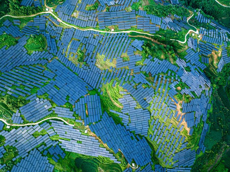 畢節市大方縣六龍鎮的光伏發電場和風力發電場。