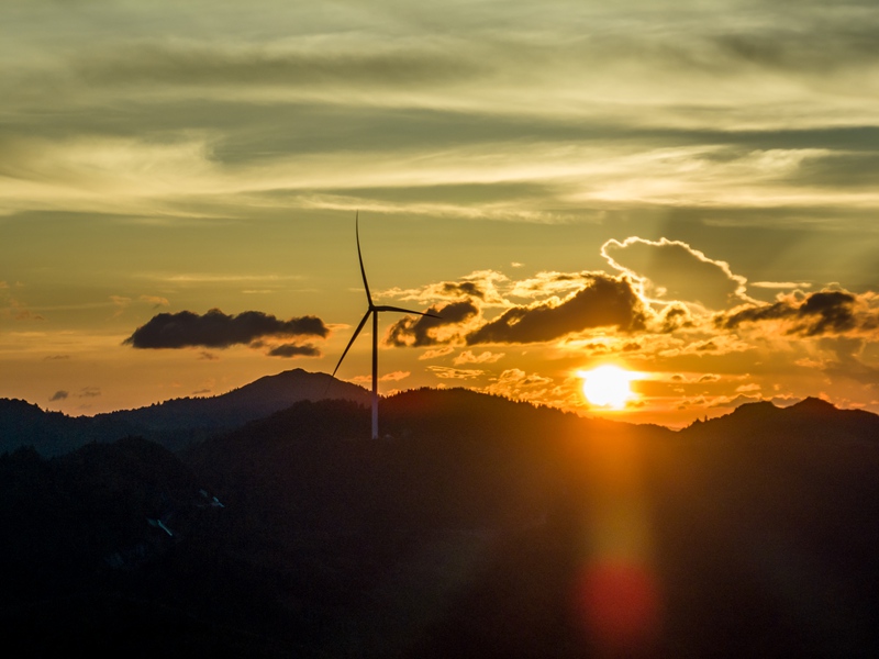 畢節市大方縣六龍鎮的光伏發電場和風力發電場。