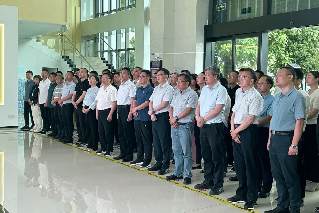 观看警示教育片。
