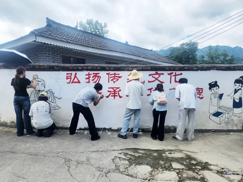 銅仁學院藝術學院社會實踐服務團為鄉村注入發展新活力。