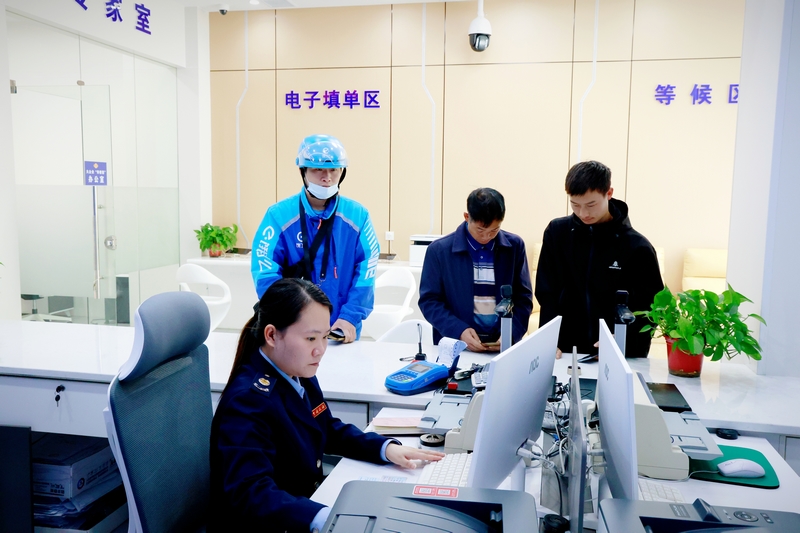 市民在排队办理业务。
