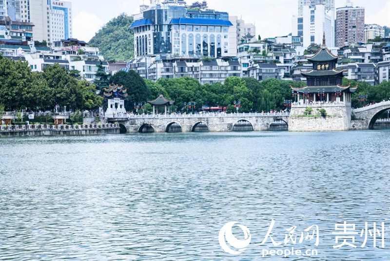 正午时分，甲秀楼前游人如织。人民网记者 王秀芳摄