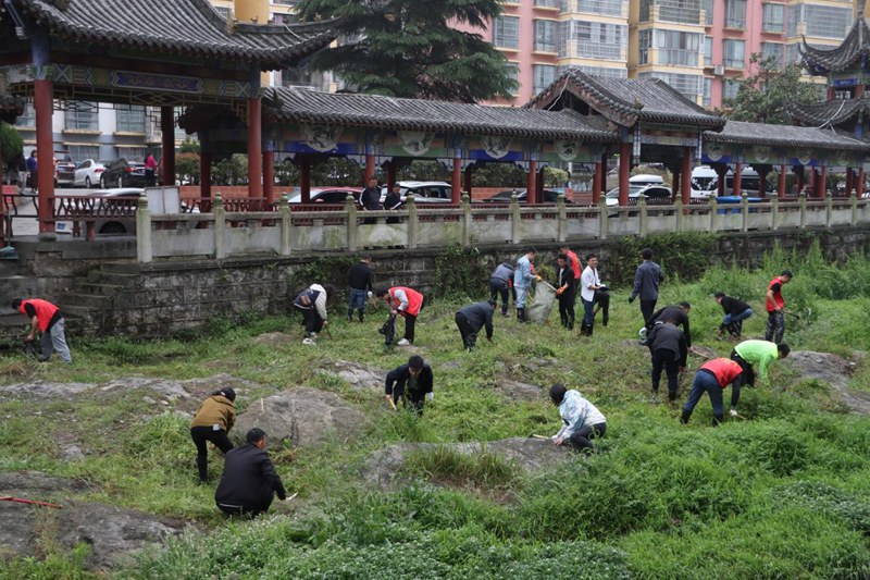 独山县组织开展清水清岸活动。独山县融媒体中心供图