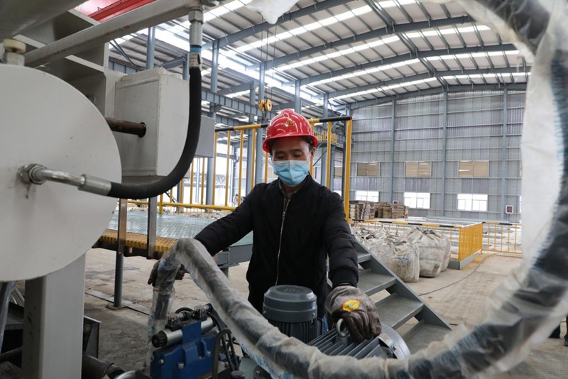 贵州大龙汇成新材料有限公司生产车间。铜仁市委宣传部供图