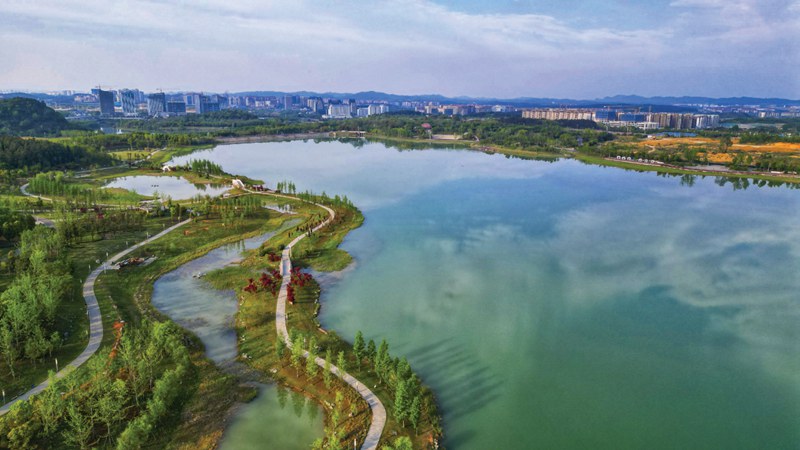 月亮湖公园成为了贵安新区的城市“绿肺”。贵安新区供图