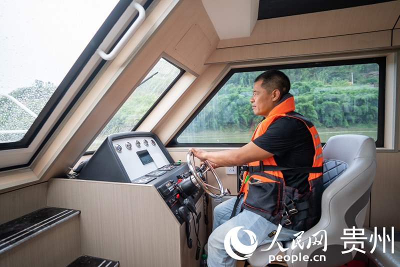 向英俊在开船巡河。人民网 涂敏摄