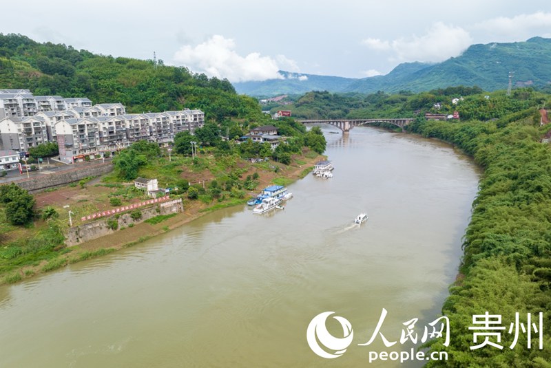 航拍赤水河。人民网 龙章榆摄
