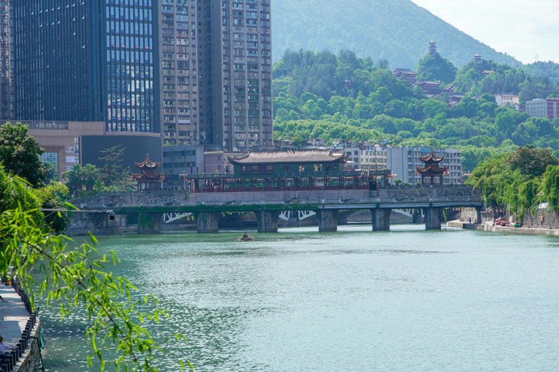 剑江河成为都匀市流动的风景。都匀市融媒体中心供图