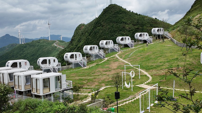 玉簪花云海景区今年新增的特色“微民宿”——太空舱住宿项目。胡凤至摄