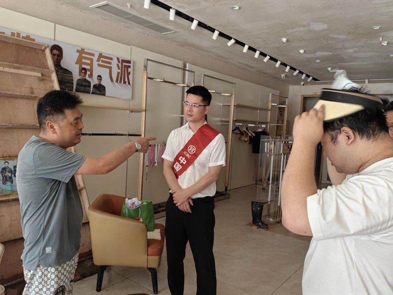 該行黨員先鋒隊走訪受災商戶。