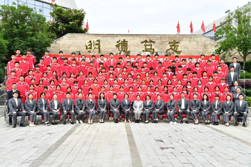 瑪依拉（前排左十一）與同學們一起拍攝畢業照。