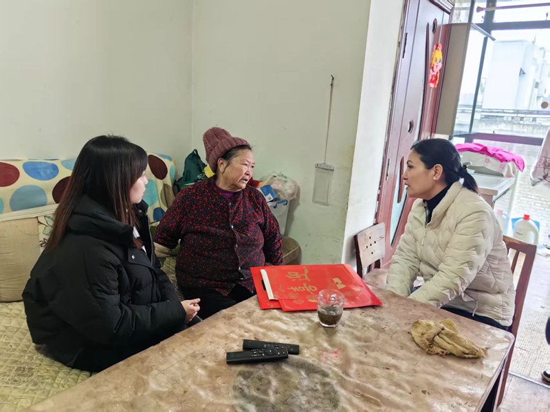 瑪依拉給困難群眾、學生送上慰問金。