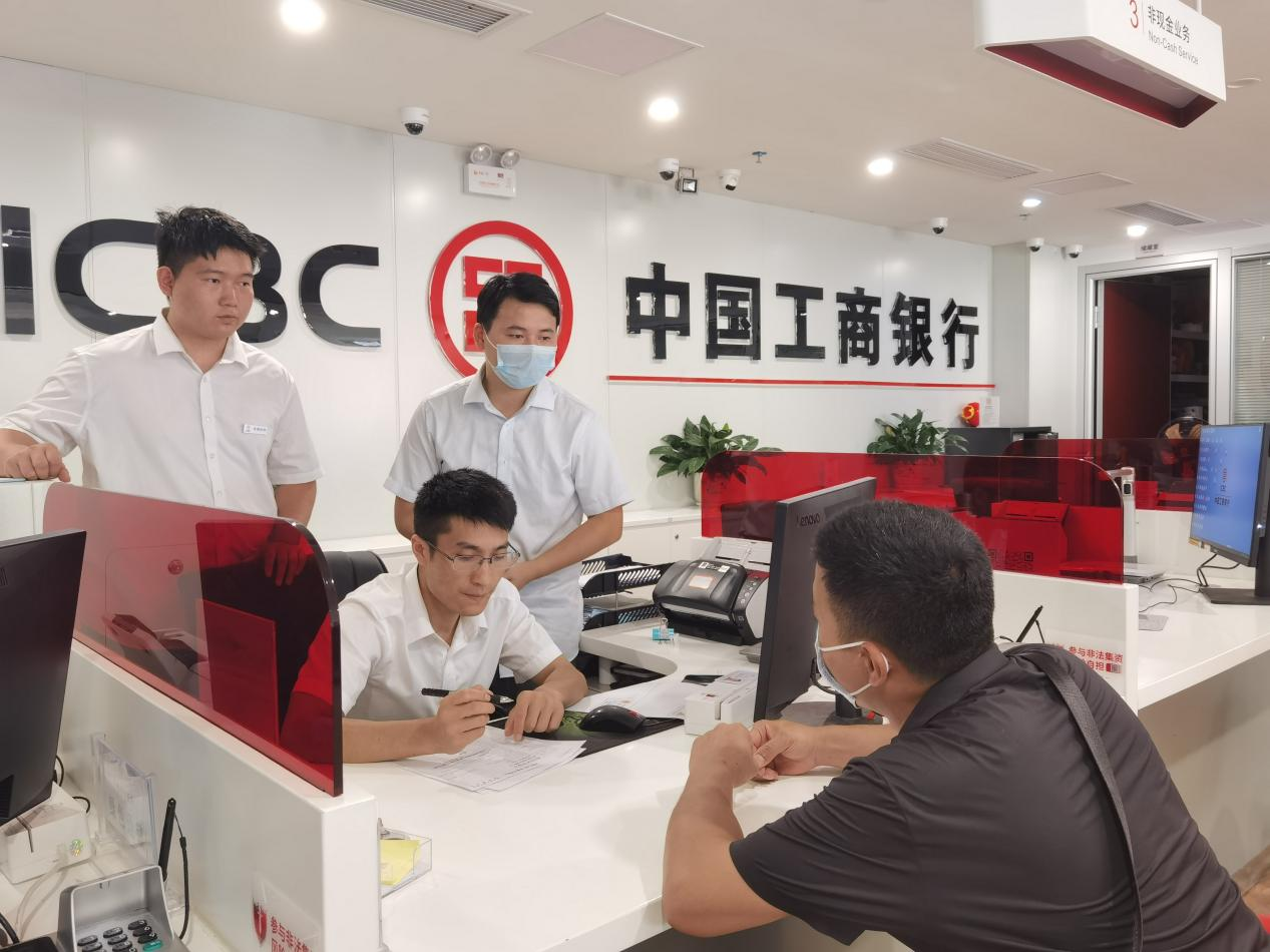 該行工作人員為受災企業辦理續貸業務。