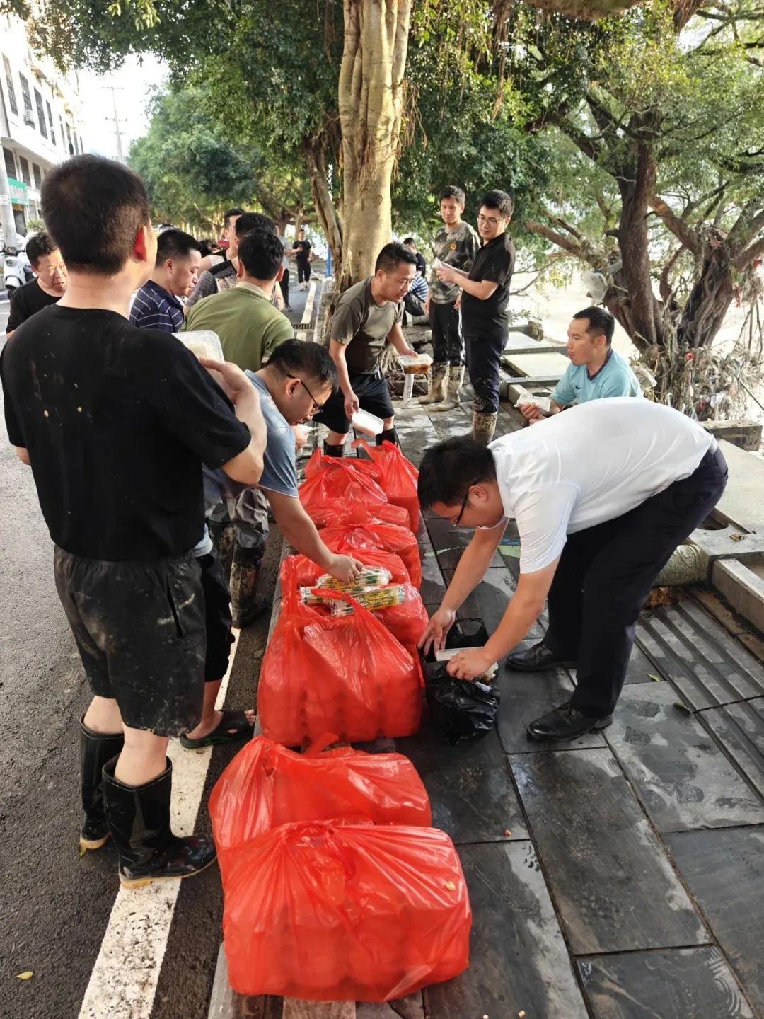 贵州银行为灾区客户进行“一站式”服务并发放慰问品。