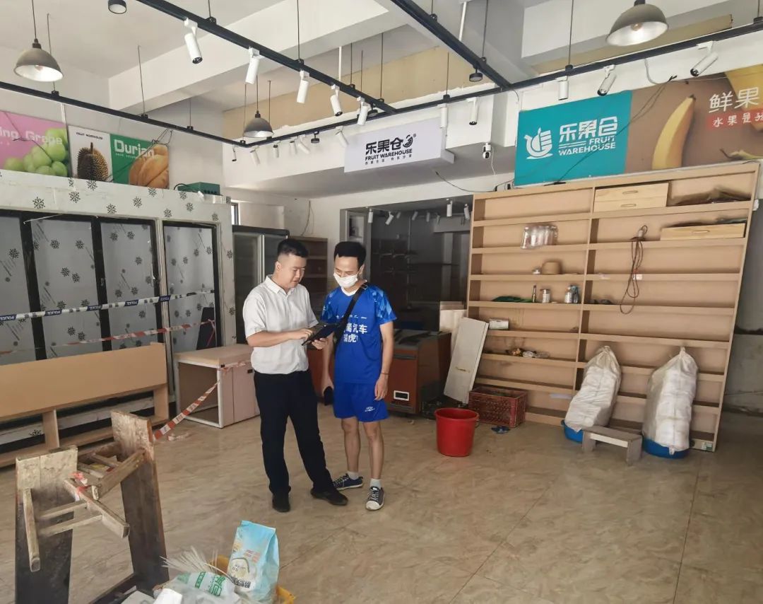 贵州银行客户经理为客户介绍利息减免政策并协助客户办理贷款。