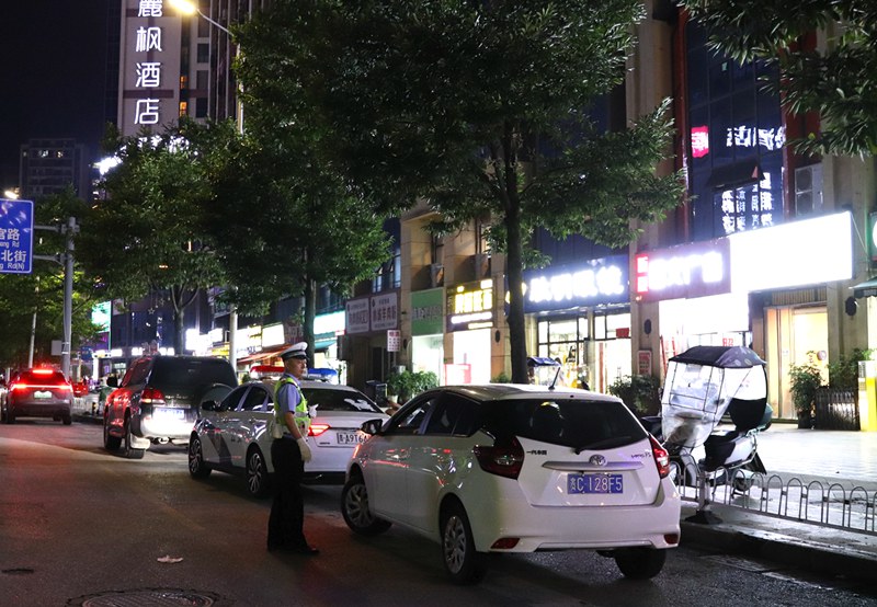 清镇市职教路夜间临时停车区。张弘扬摄