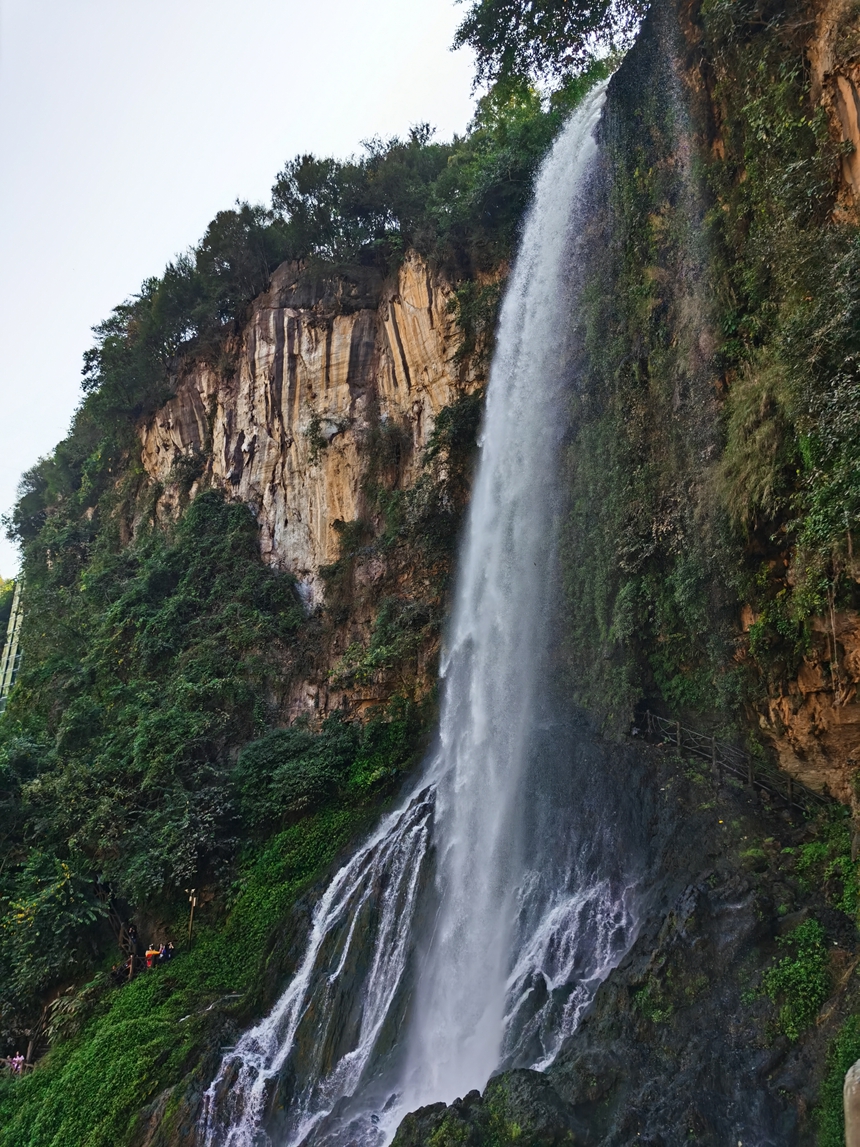 马岭河大峡谷内的瀑布。陈晶晶摄