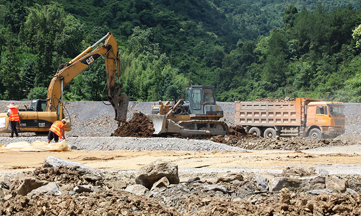 各種設備在多個作業面緊張作業。 陳桂良攝