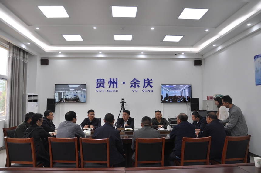 县委书记贾旭东到县信访局接访群众。