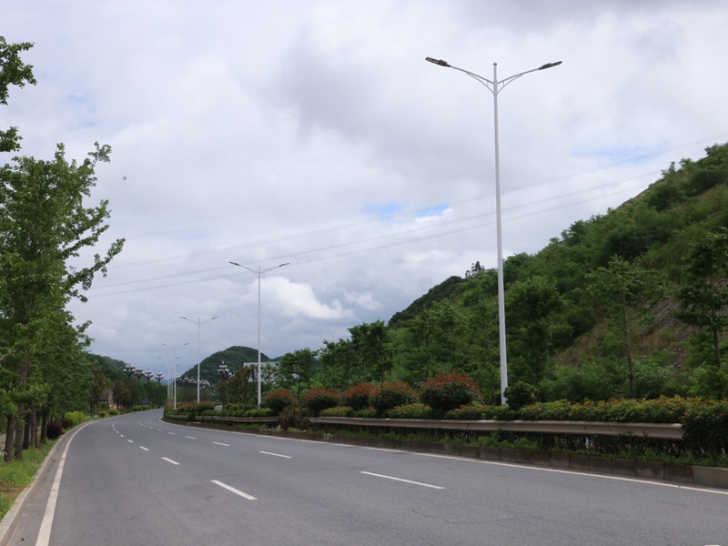 白龙路塘古塘桥至六道拐隧道道路。姜继恒摄