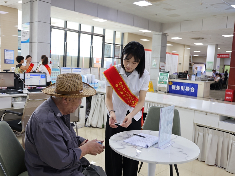 1 修文县政务服务中心“爽爽办”快捷即办区，工作人员为群众办理服务事项。