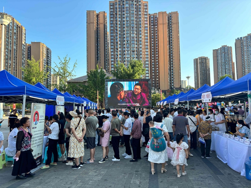 中医夜市现场人气火爆。王烨摄