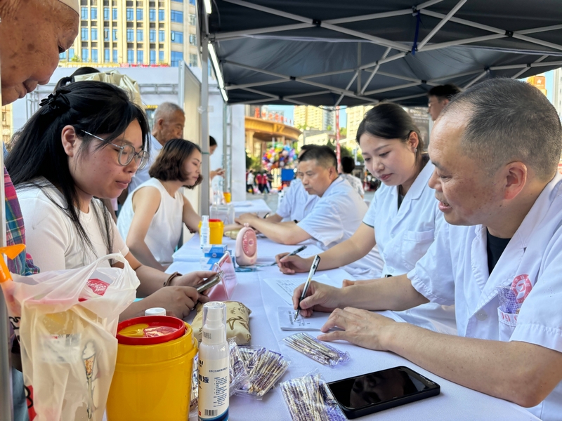 惠民义诊台中医搭脉问诊。王烨摄