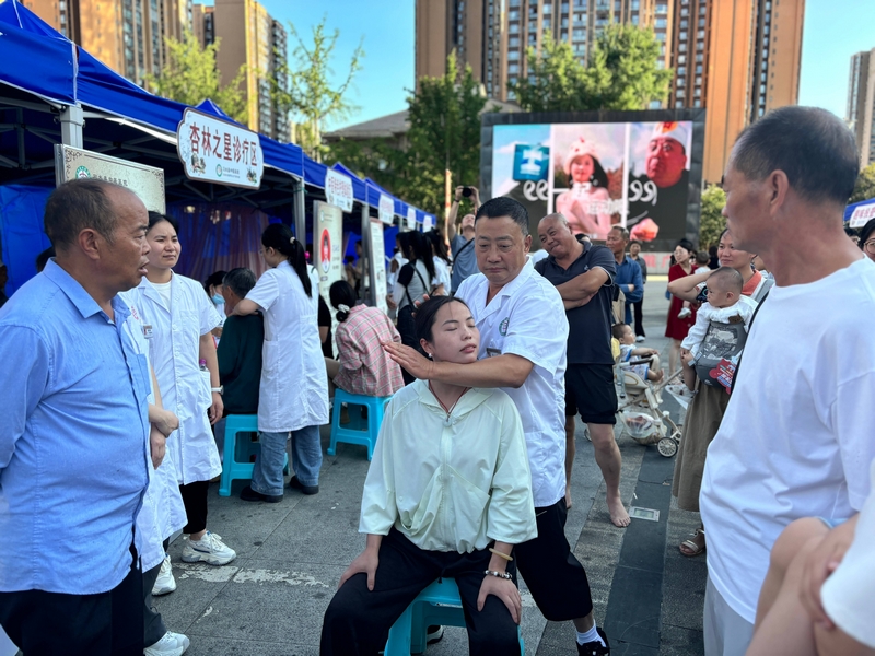 中医为市民进行推拿诊疗。王烨摄