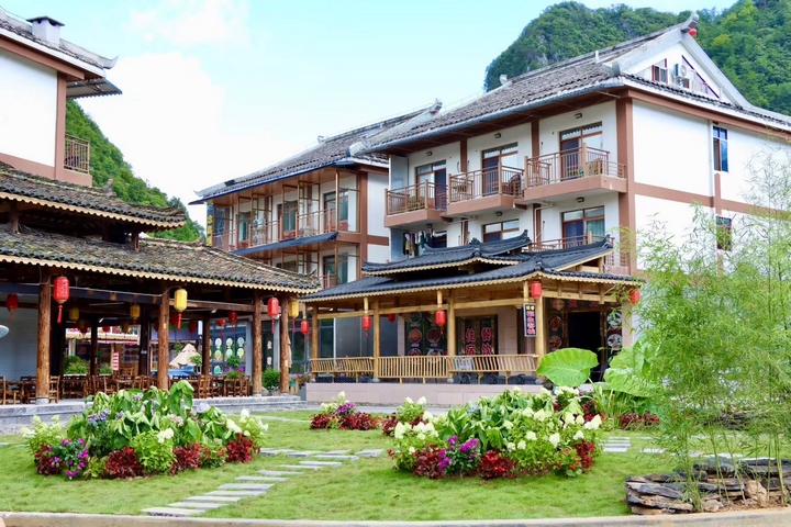 新街村布依族砖木建筑风格民宿.JPG