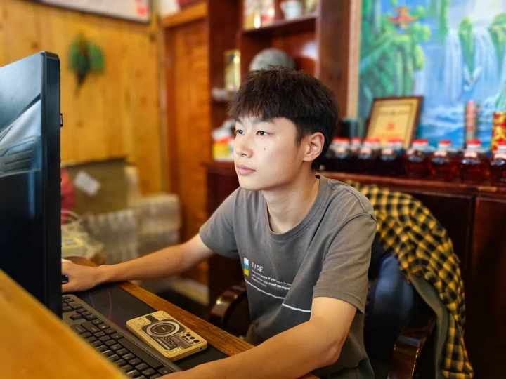 民宿管家何毅处理网络订单.JPG