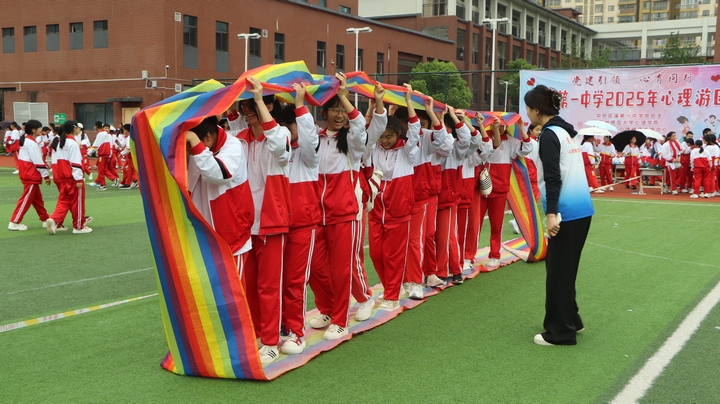 为花溪一中开展心理游园会-无敌风火轮.JPG