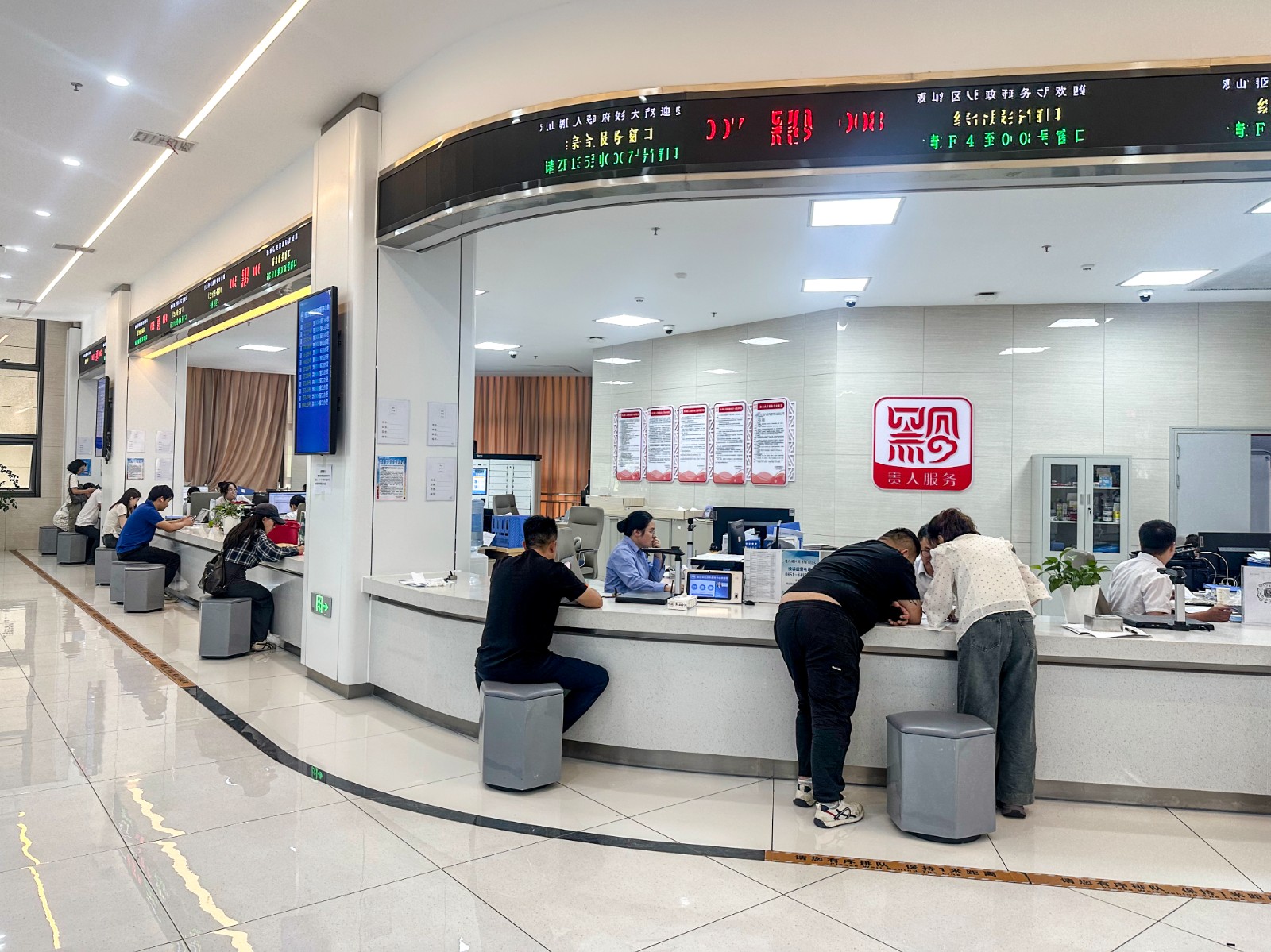 工作人员为企业、群众办理业务 。