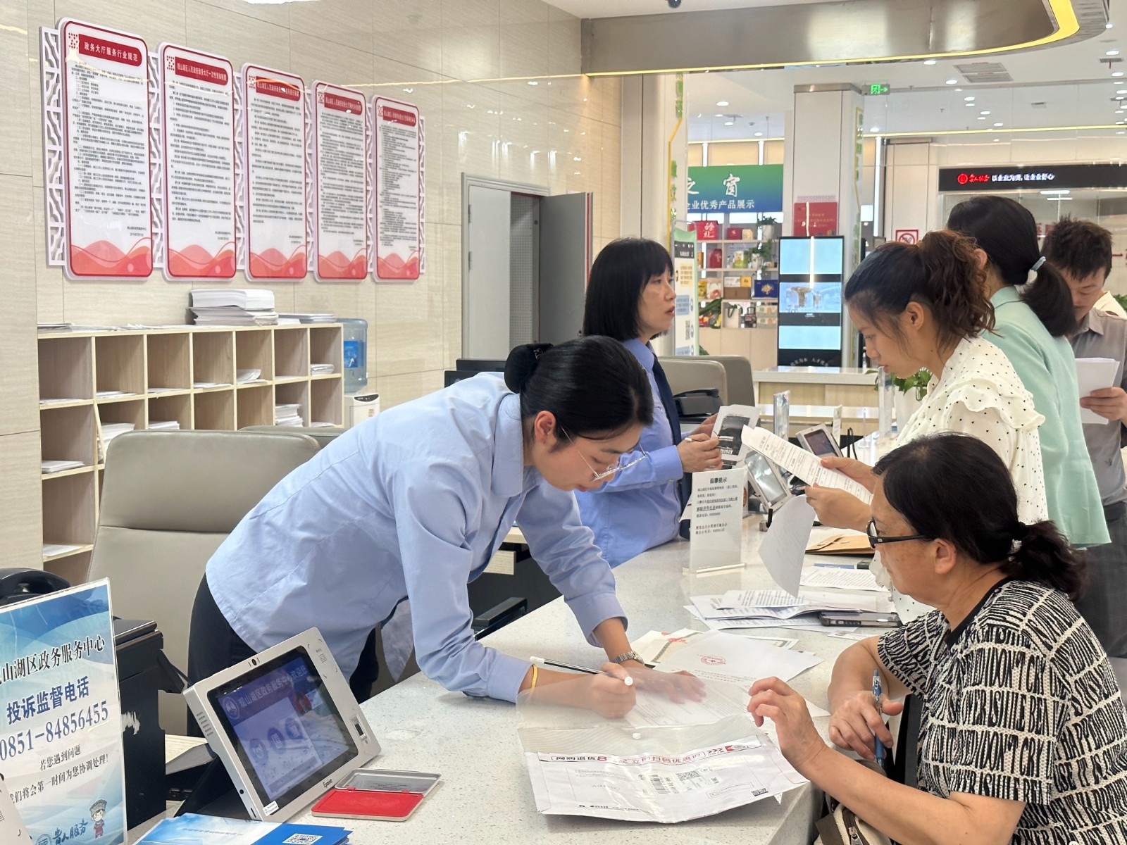 工作人员为企业、群众办理业务 。