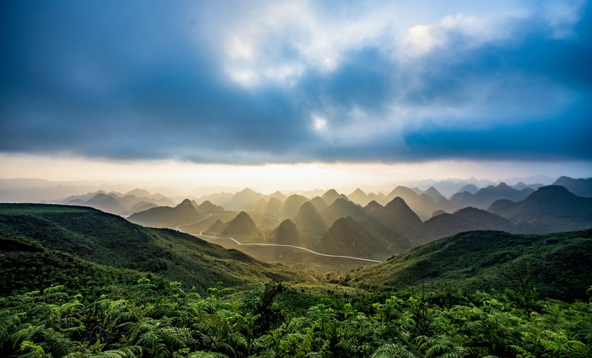 7月5日，在贵州省毕节市赫章县阿西里西大草原景区拍摄的万峰林景观。闵罡摄