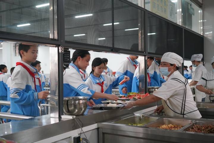 清镇市第三教育集团（中环校区）学生正在就餐 (2).jpg